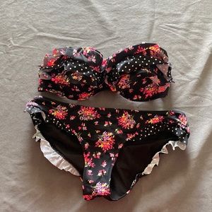 Two pice strapless top and cheeky bottom bikini.